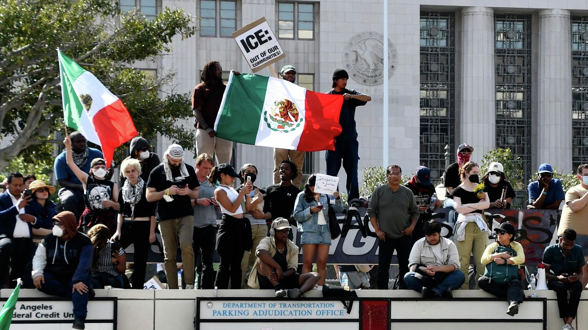 Акция протеста против миграционной политики Дональда Трампа в Лос-Анджелесе Акция протеста против миграционной политики Дональда Трампа в Лос-Анджелесе - РИА Новости, 1920, 11.06.2025