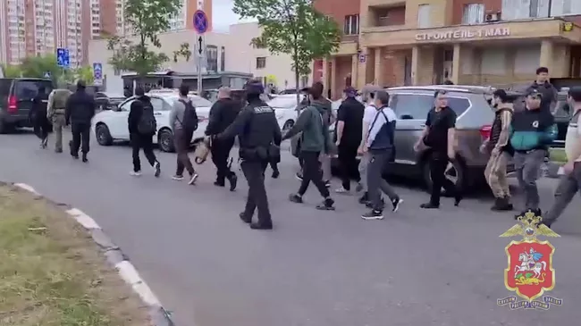 Рейд по выявлению нелегальных мигрантов в Балашихе. Кадр видео