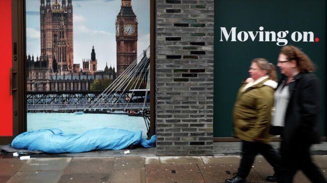 Бездомный спит на улице в Лондоне, Великобритания