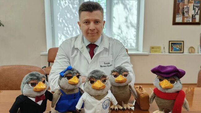 Михаил Козлов с талисманом психиатрической службы Челябинской области