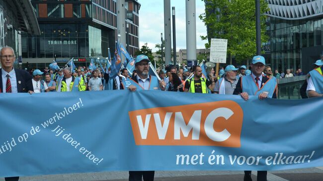 Участники акции протеста профсоюза железнодорожной отрасли Нидерландов VVMC 