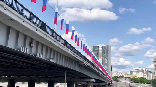 Кадр из видео с оформлением моста в честь Дня России