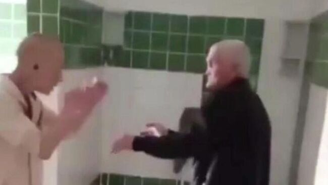 Кадр видео, на котором 26-летний мужчина избивает 56-летнего постояльца Крутинского дома-интерната в Омской области