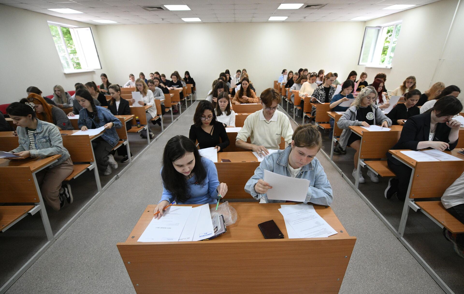 Абитуриенты Московского городского педагогического университета во время сдачи вступительного экзамена в Москве - РИА Новости, 1920, 11.06.2025