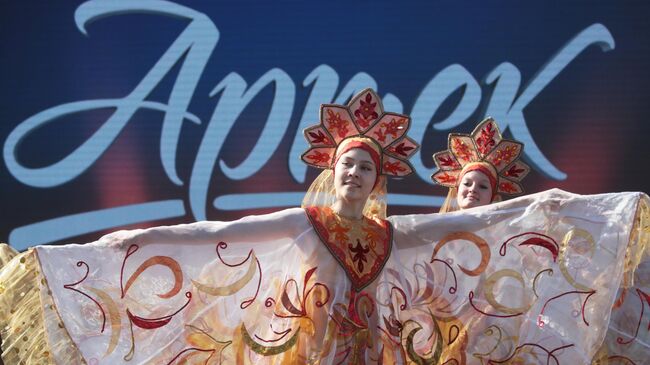 Участницы концерта во время празднования 98-го Дня рождения Международного детского центра Артек в Крыму Участницы концерта во время празднования 98-го Дня рождения Международного детского центра Артек в Крыму