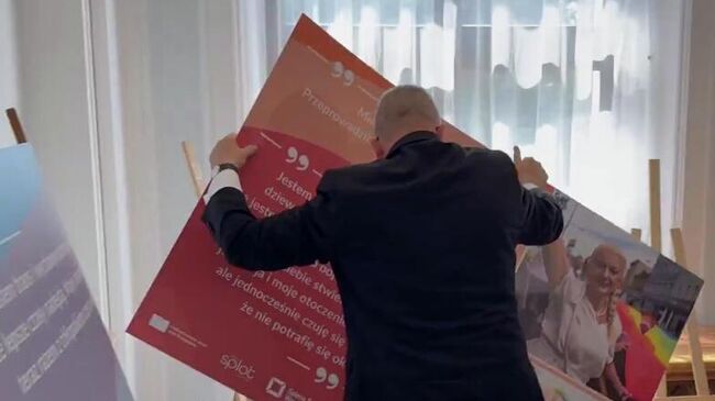 Польский депутат Европейского парламента Гжегож Браун ломает экспонаты выставки в здании сейма республики. Кадр видео из соцсетей