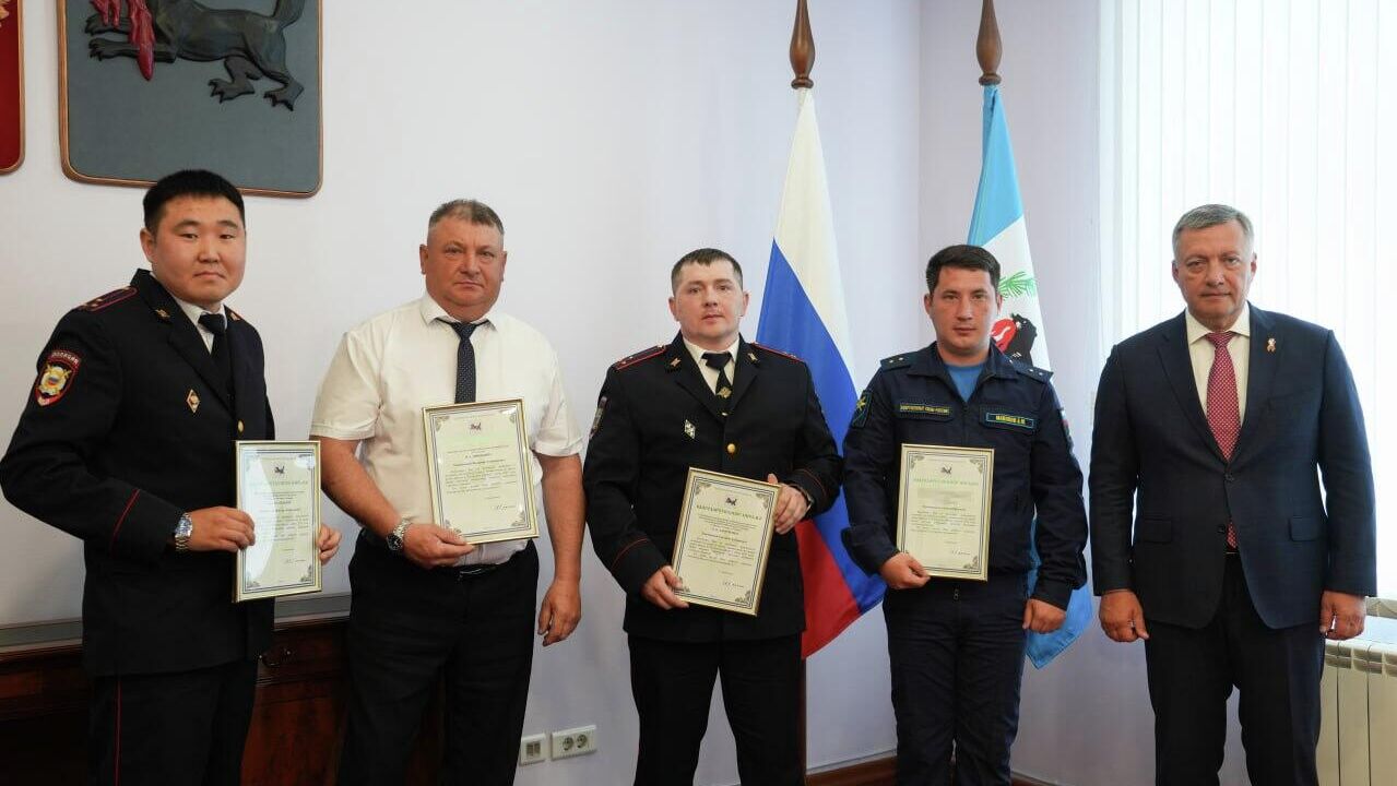 Мужчины, участвовавшие в ликвидации дронов, атаковавших военную часть в Иркутской области, получили награды и благодарности - РИА Новости, 1920, 11.06.2025