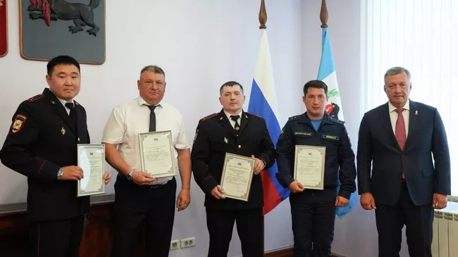 Мужчины, участвовавшие в ликвидации дронов, атаковавших военную часть в Иркутской области, получили награды и благодарности
