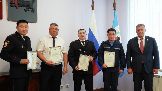 Мужчины, участвовавшие в ликвидации дронов, атаковавших военную часть в Иркутской области, получили награды и благодарности