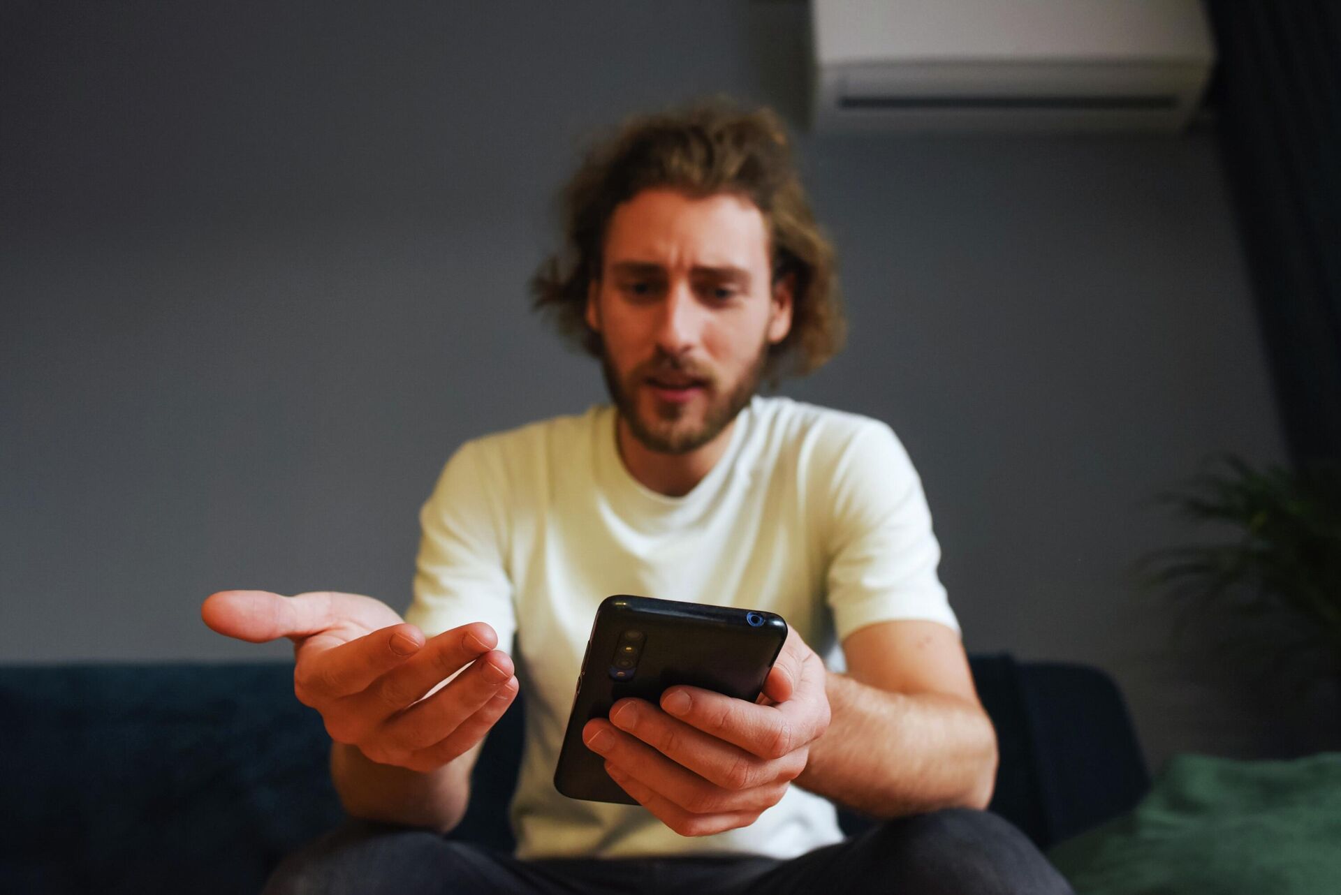 Мужчина с мобильным телефоном Мужчина с мобильным телефоном - РИА Новости, 1920, 11.06.2025