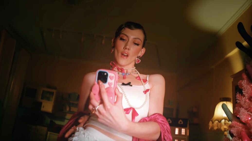 © Till Lindemann<br>Кадр из видео к песне Und die Engel singen