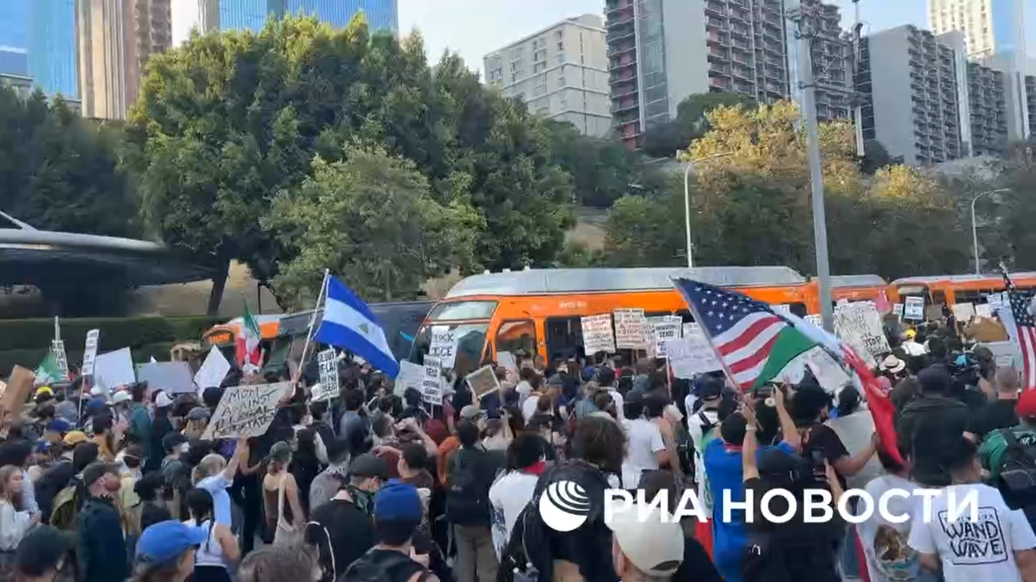 Протестующие в Лос-Анджелесе пошли маршем по городу