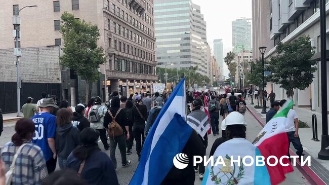 Протестующие на улицах Лос-Анджелеса после наступления комендантского часа 