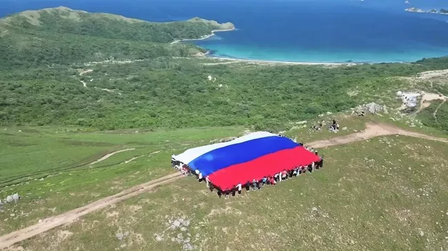 На полуострове Гамова в Приморье развернули огромный флаг России