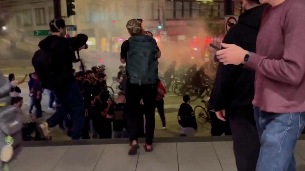 В Сиэтле протестующие бросают камни в полицейских