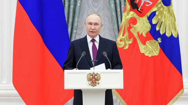 Путин на церемонии вручения медалей Героя Труда