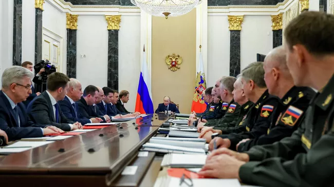 Президент РФ Владимир Путин проводит совещание по рассмотрению основных параметров проекта государственной программы вооружения