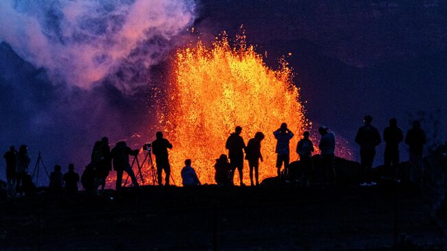 Люди наблюдают за извержением вулкана Килауэа на Гавайях