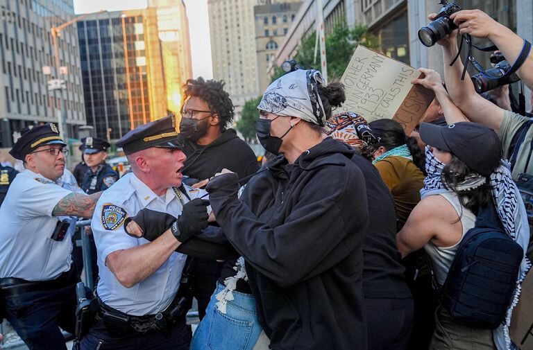 Столкновения полиции и протестующих против миграционной политики США в Нью-Йорке Столкновения полиции и протестующих против миграционной политики США в Нью-Йорке