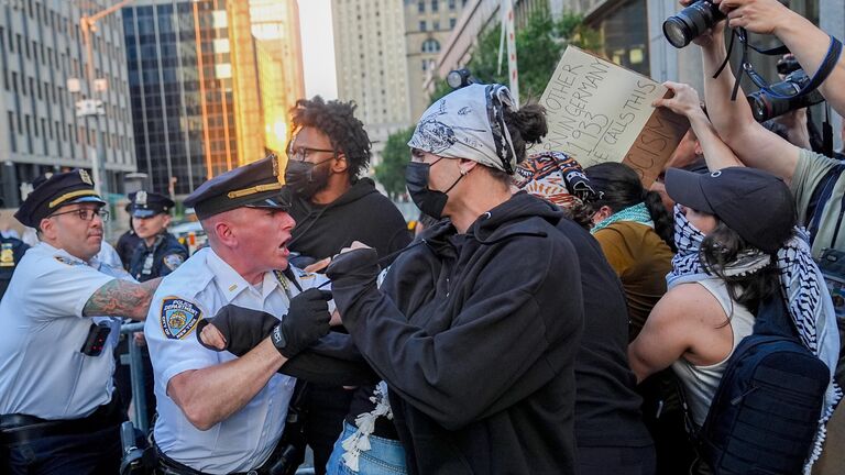 Столкновения полиции и протестующих против миграционной политики США в Нью-Йорке Столкновения полиции и протестующих против миграционной политики США в Нью-Йорке