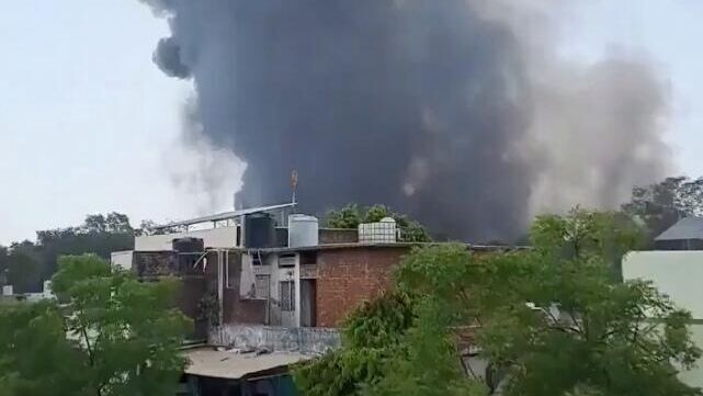 Дым на месте крушения пассажирского самолета в жилом районе у аэропорта Ахмедабада в Индии - РИА Новости, 1920, 12.06.2025