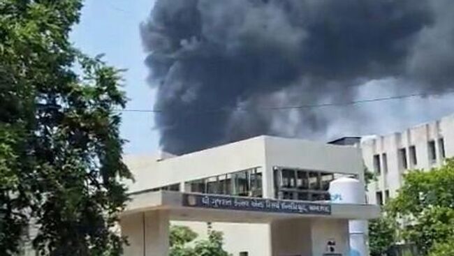 Дым на месте крушения пассажирского самолета в жилом районе у аэропорта Ахмедабада в Индии