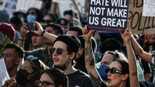 Протестующие в Лос-Анджелесе против миграционной политики властей США