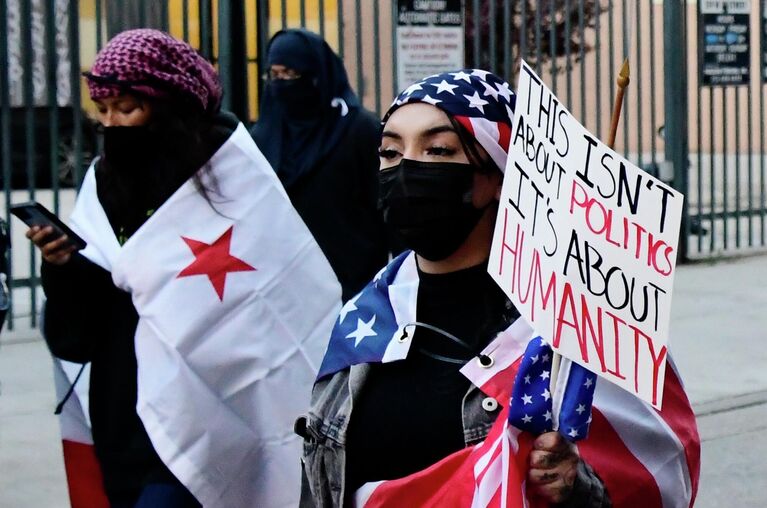 Протестующие против миграционной политики властей США в Лос-Анджелесе Протестующие против миграционной политики властей США в Лос-Анджелесе