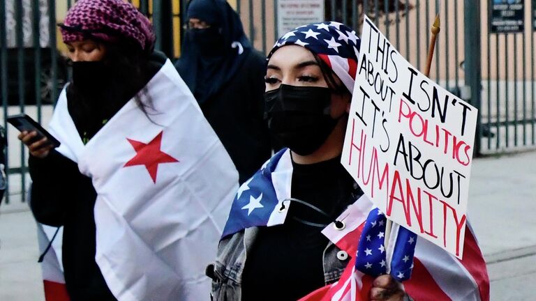 Протестующие против миграционной политики властей США в Лос-Анджелесе Протестующие против миграционной политики властей США в Лос-Анджелесе