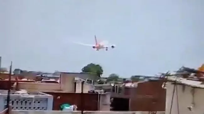 Момент крушения пассажирского самолета в Индии