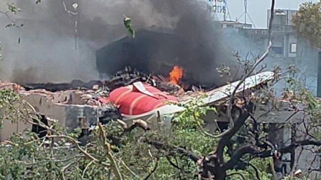 На месте крушения пассажирского самолета в жилом районе у аэропорта Ахмедабада в Индии