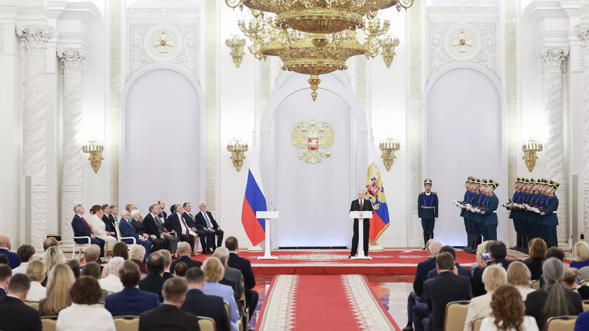 Президент РФ Владимир Путин на церемонии вручения государственных премий и медалей Герой Труда в Кремле - РИА Новости, 1920, 12.06.2025