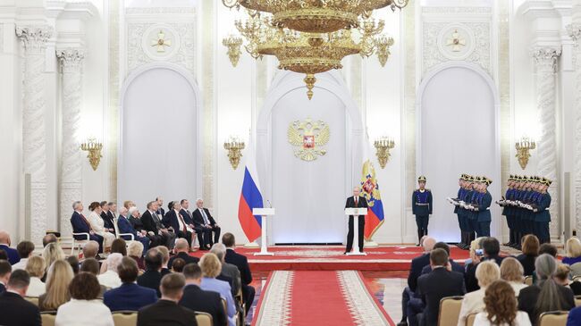 Президент РФ Владимир Путин на церемонии вручения государственных премий и медалей Герой Труда в Кремле