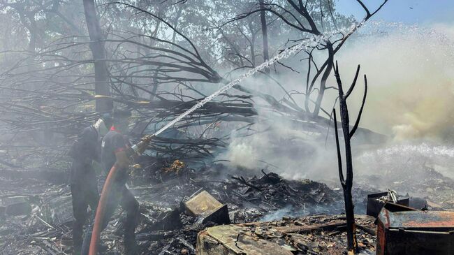 На месте крушения пассажирского самолета в городе Ахмадабад в Индии