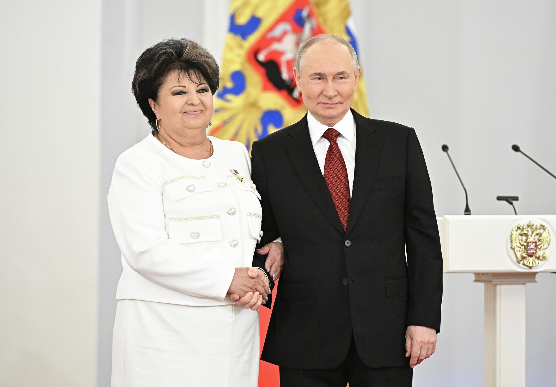 Президент РФ Владимир Путин и главный врач городской больницы №2 в Горловке Нелля Якуненко, награжденная медалью Герой Труда Российской Федерации Президент РФ Владимир Путин и главный врач городской больницы №2 в Горловке Нелля Якуненко, награжденная медалью Герой Труда Российской Федерации - РИА Новости, 1920, 12.06.2025