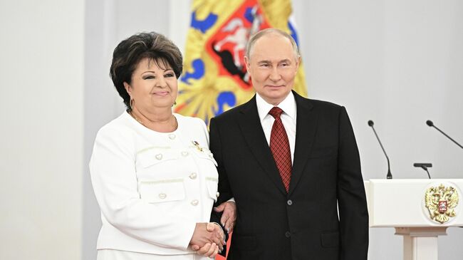 Президент РФ Владимир Путин и главный врач городской больницы №2 в Горловке Нелля Якуненко, награжденная медалью Герой Труда Российской Федерации. 12 июня 2025