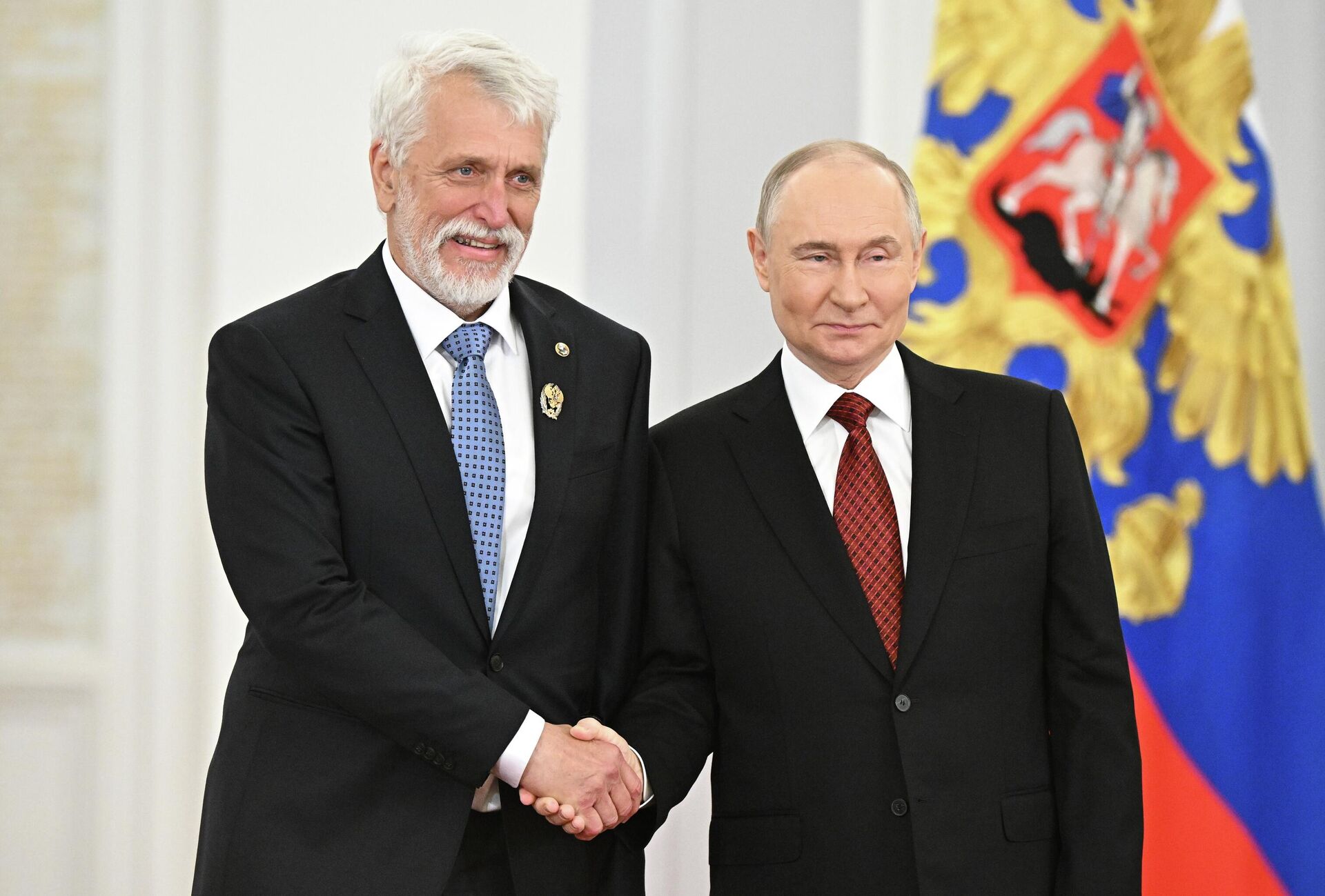 Президент РФ Владимир Путин и лауреат Государственной премии 2024 года в области науки и технологий директор Института археологии Российской академии наук Николай Макаров Президент РФ Владимир Путин и лауреат Государственной премии 2024 года в области науки и технологий директор Института археологии Российской академии наук Николай Макаров - РИА Новости, 1920, 12.06.2025