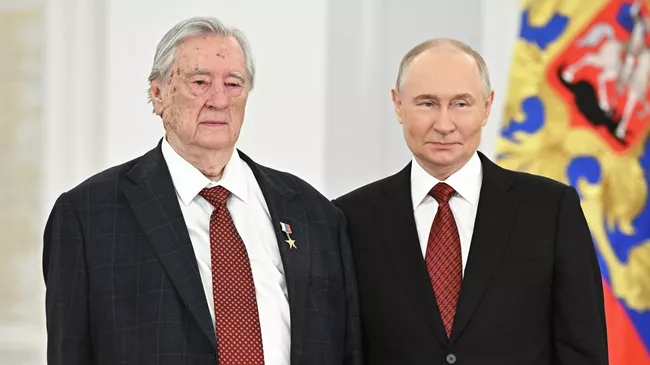 Президент РФ Владимир Путин и писатель, главный редактор газеты Завтра Александр Проханов, награжденный медалью Герой Труда Российской Федерации. 12 июня 2025