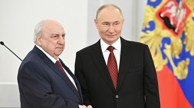 Президент РФ Владимир Путин и лауреат Государственной премии 2024 года за выдающиеся достижения в области гуманитарной деятельности научный руководитель Института всеобщей истории Российской академии наук Александр Чубарьян. 12 июня 2025