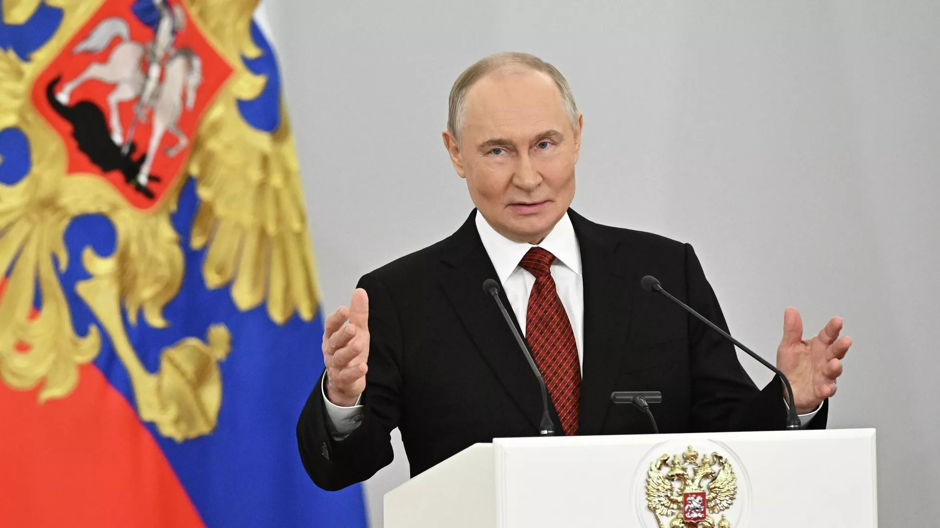 Владимир Путин на церемонии вручения государственных премий и медалей Герой Труда в Кремле - РИА Новости, 1920, 12.06.2025