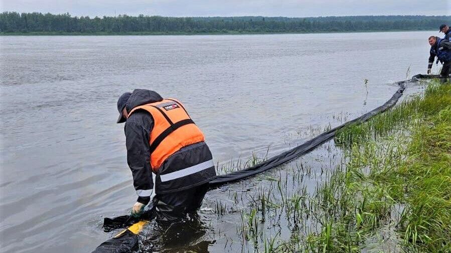 Четыре рубежа боновых заграждений выставлены после ЧП с судном на Енисее в Красноярском крае - РИА Новости, 1920, 12.06.2025