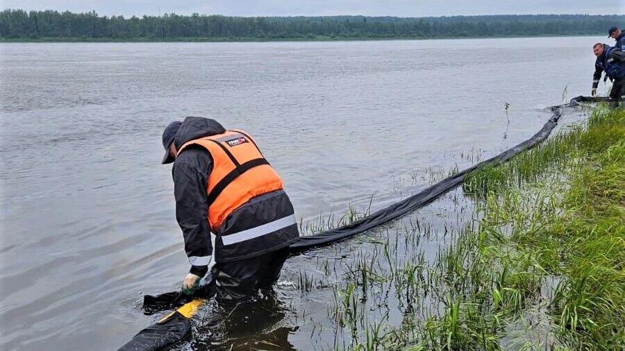 Четыре рубежа боновых заграждений выставлены после ЧП с судном на Енисее в Красноярском крае0