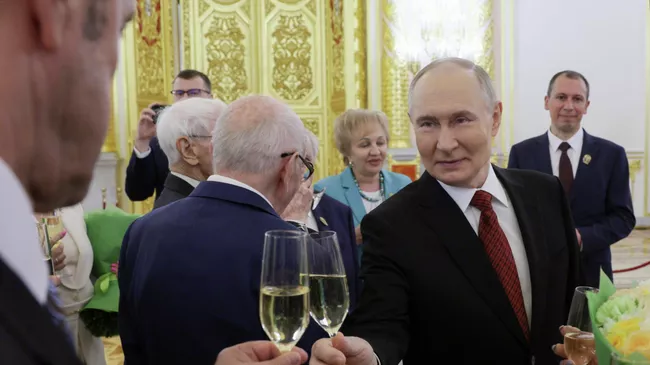 Президент РФ Владимир Путин после церемонии вручения государственных премий и медалей Герой Труда в Кремле