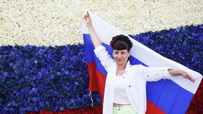 Женщина с флагом России