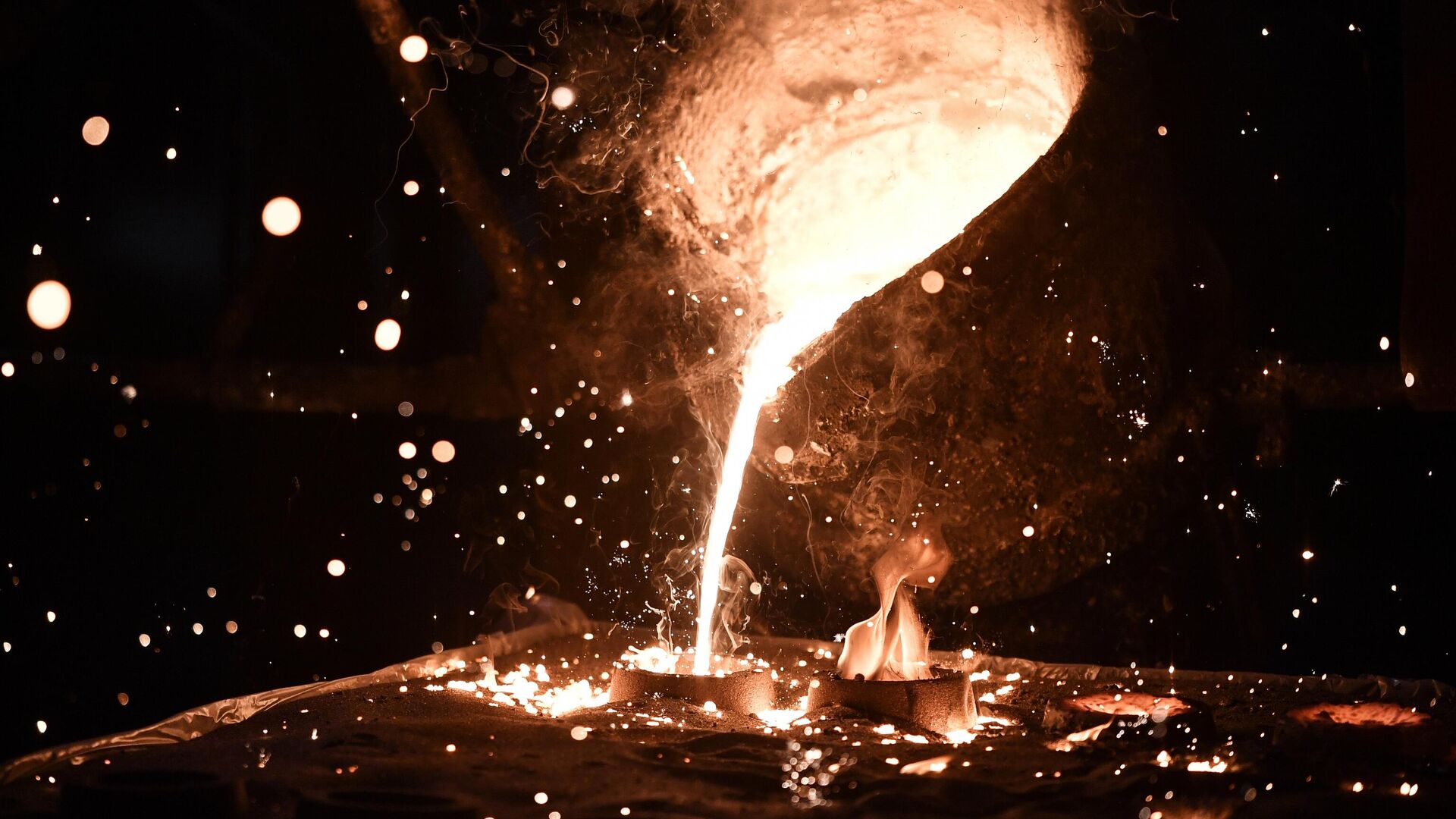 Литье металла в цехе литейного завода - РИА Новости, 1920, 12.06.2025