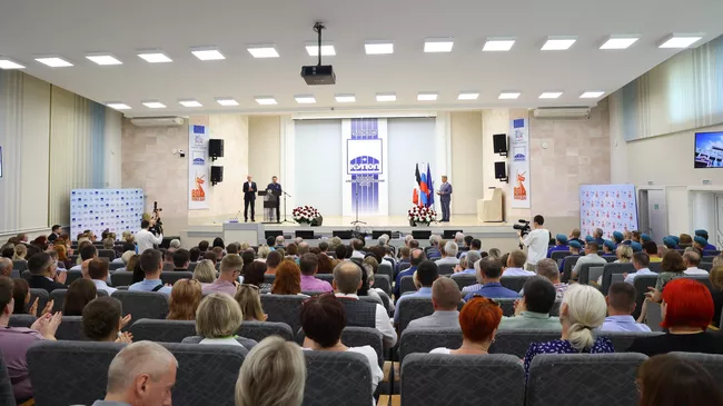 Секретарь генсовета партии Единая Россия Владимир Якушев и глава Удмуртии Александр Бречалов вручили коллективу завода Купол Орден За доблестный труд