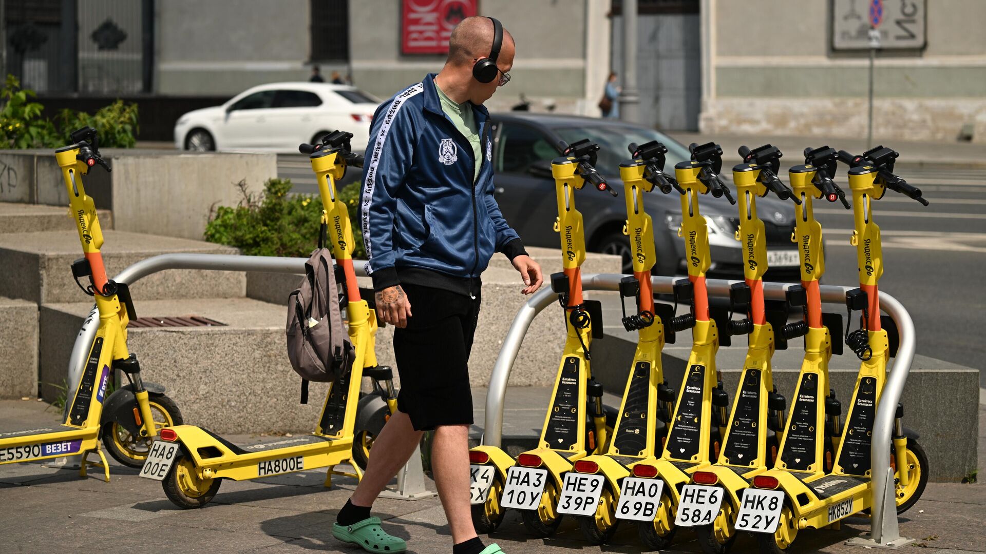 Молодой человек у стоянки проката электросамокатов в Москве - РИА Новости, 1920, 21.06.2025