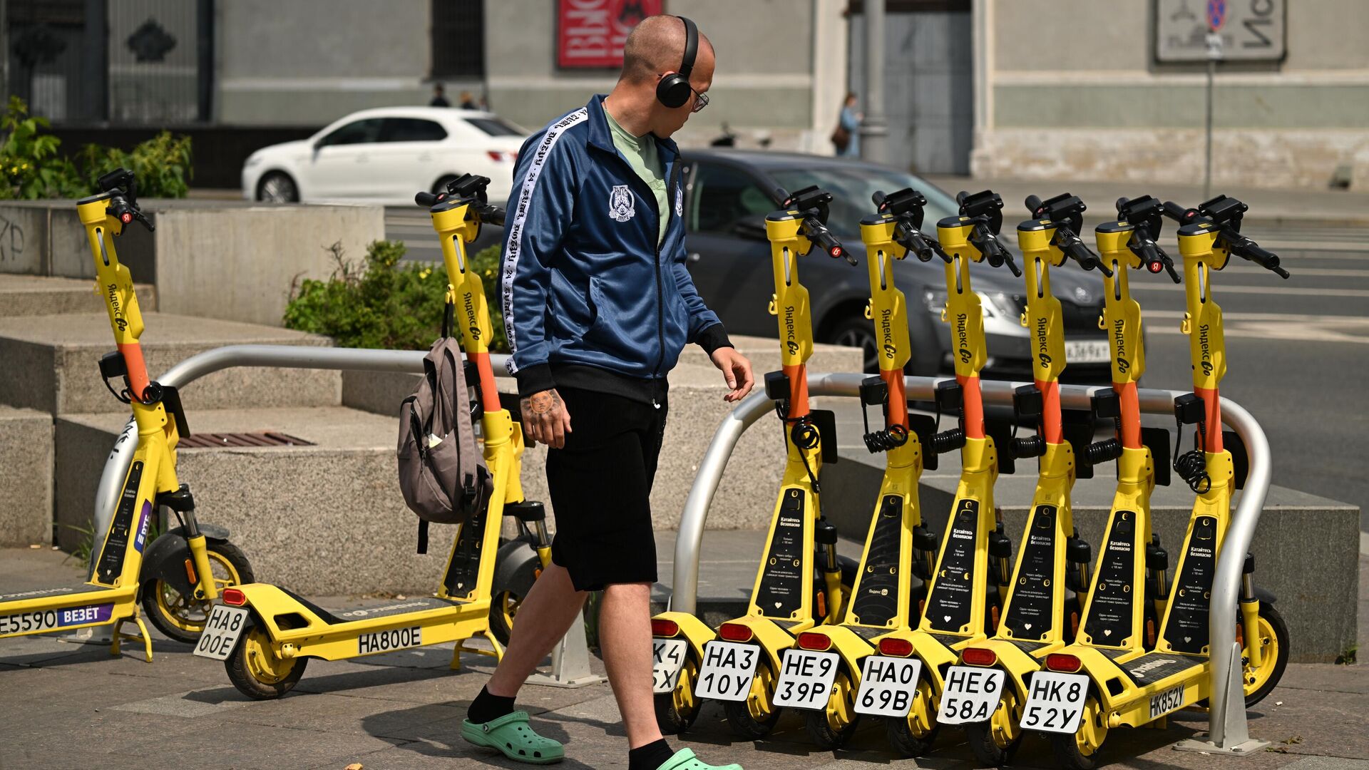 Молодой человек у стоянки проката электросамокатов в Москве - РИА Новости, 1920, 26.08.2025