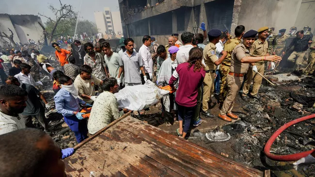 На месте крушения пассажирского самолета в городе Ахмадабад в Индии