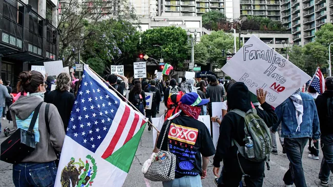 Протестующие против миграционной политики США в Лос-Анджелесе